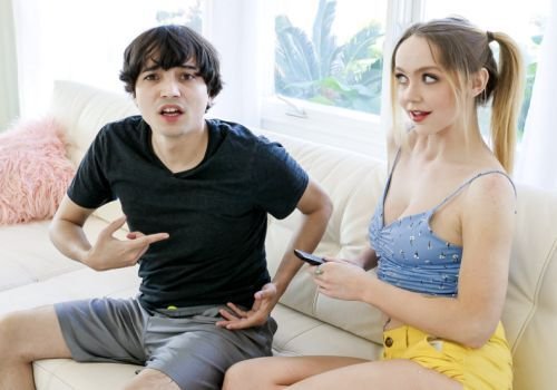 Ela dá ao seu novo irmão mais novo a chance de experimentar um amor interessante