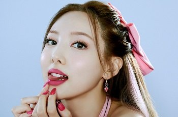 Nayeon vazou duas vezes clipes com gigantes em uma situação próxima